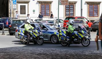 Mimořádná bezpečnostní akce: Pražská policie vypátrala 14 podezřelých lidí