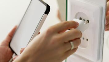 Nabíjíte mobil přes noc? Zjistěte, jaký názor na to mají výrobci telefonů