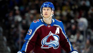 MacKinnon útočí na rekordy a táhne Colorado. Bude to stačit na MVP?
