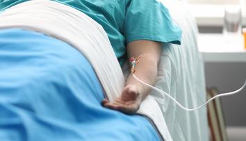 Mladému muži diagnostikovali rakovinu žaludku. První příznak roky ignoroval