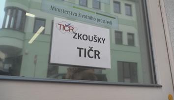 Trojice inspektorů měla podvádět s pracovními osvědčeními. Hrozí jim až 10 let
