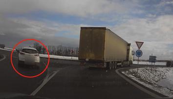 Kruhovým objezdem v protisměru? Hazardérovi hrozí rok bez řidičáku