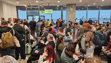 Češi uvízli na letišti v Řecku. Děti se tu válí na zemi, popsala turistka