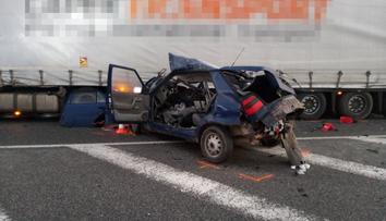 Vážná nehoda na Jičínsku. Mladou ženu museli ze zdemolovaného auta vystříhat
