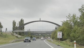 Socha na mostě vyděsila řidiče na Plzeňsku. Mysleli si, že jde o sebevraha