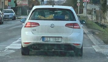 Malé dítě vezli za zadním oknem, jeho život byl v ohrožení! VIDEO
