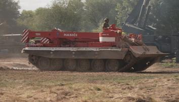 Tankisté prověřili své schopnosti v Milovicích. Museli zvládnout náročný terén