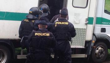 Na squatery použila policie i zvukové dělo. Vyspali se a šli