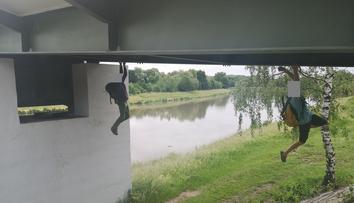 Kluci na Pardubicku kvůli "kešce" šplhali po mostě. K pádu stačilo málo