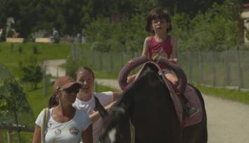 Adélku (5) postavil na nohy speciálně vycvičený kůň
