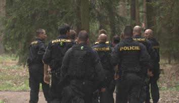 Lesopark v pražských Jinonicích pročesává policie. Nechce ale prozradit důvod