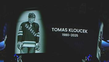 Ani v NHL nezapomněli. Ve slavné hale uctili památku Tomáše Kloučka