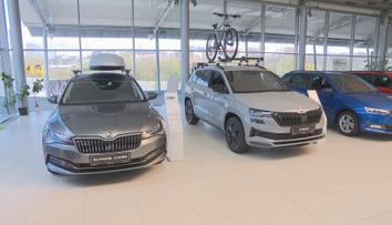 Čekání na nové vozy se zkracuje. Zlevňovat ale automobilky nebudou