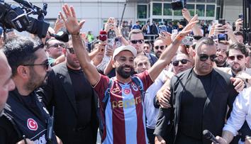Salah přistál v Turecku, aby podepsal smlouvu. Nadšený dav ho nepustil téměř na krok