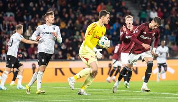 Napadený gólman Surovčík děkoval masérovi Slavie: Ukázal, že je skvělý člověk
