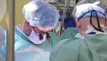 Lidé vyšli kvůli zpackané operaci do ulic. Malý chlapec dostal nefunkční srdce