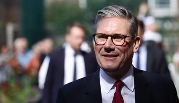 Volby v Británii vyhrála levice. Král jmenoval premiéra Starmera
