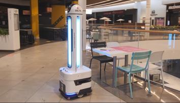Obchodní centrum testuje robota, který zákazníkům změří teplotu