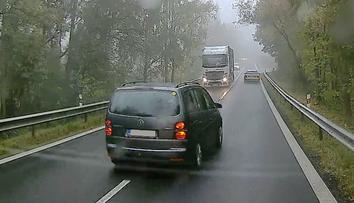Vteřina hrůzy. Řidič ohrozil několik životů, zachránila ho rychlá reakce ostatních