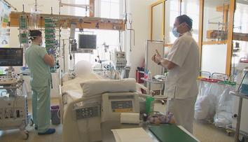 Hospitalizovaných rychle přibývá, nemocnice v Praze odmítají pacienty!