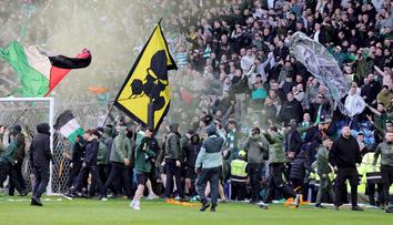 Čvančara rozhodl derby a rozpoutal chaos: Rvačky fanoušků, krev na jeho dresu