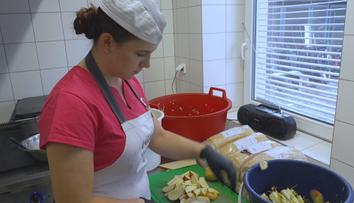 Zdravější stravování ve školách Babiš zatím nechce. Dětem sám uvaří