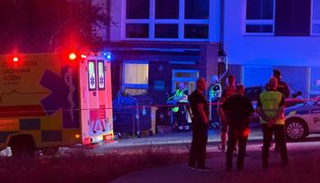 Útok sekerou a nožem v Praze. Dva lidé zemřeli, policie střílela
