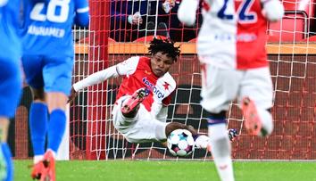 Isife daroval Boleslavi gól. Slavia se nakonec protrápila k remíze