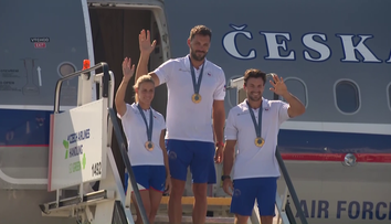 Cenné kovy jsou už doma. Medailisté z OH pózovali na letišti
