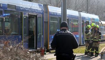 Děsivý incident v Německu: Muž zapálil v tramvaji svou manželku, je na útěku