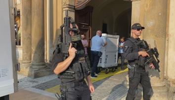 Do Národní galerie přivezli vzácný obraz. Doprovázeli ho policisté se samopaly