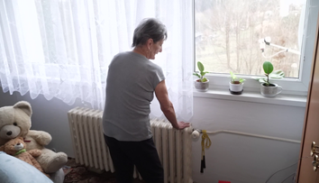 Senioři si zoufají. Obec je neinformovala o zdražení, šokovaly je obří nedoplatky