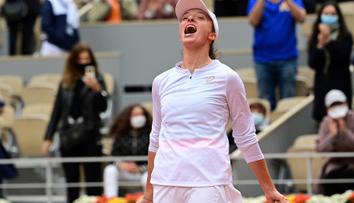 Po šokujícím konci Bartyové má ženský tenis novou vládkyni. Přepisovala historii
