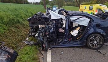 Mladý řidič uprostřed noci narazil do stromu. Neměl šanci přežít