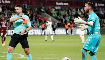 Šílenost v Ligue 2: Tři červené a devět gólů. Sudí se bál o svou bezpečnost