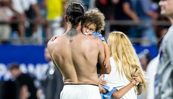 Z fotbalisty přepnul na mód MMA. Po bitce utěšoval vyděšeného synka