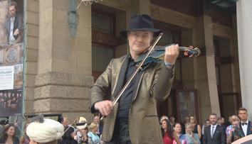Na křest svého nového CD přijel Pavel Šporcl vozem z roku 1917 a zahrál na housle