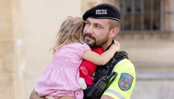 Holčička (3) v přezůvkách v Praze riskovala život. Zachránili ji strážníci
