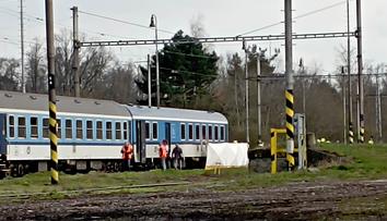 Muž vystupoval z rozjíždějícího se vlaku, zemřel. Dveře starých vozů otevřete i za jízdy