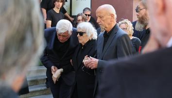 Nejtěžší chvíle pro Václava Neckáře. Na rozloučení se synem ho musel podpírat bratr