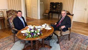 Šefčovič se setkal se Zemanem, Čaputová vyrazila na hory