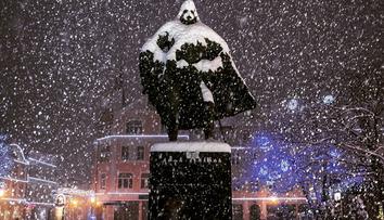 Socha polského hrdiny se mění v Darth Vadera! Stačí, aby napadl sníh