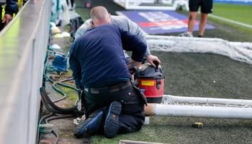 Na fotbal si museli počkat. Dva zápasy v Anglii byly odloženy z bizarních důvodů