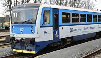 Vlak v Teplicích vláčel ženu s kočárkem 45 metrů. Dítě bylo sevřené mezi dveřmi