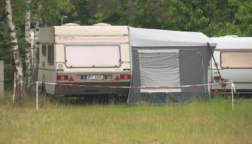 Lidé si oblíbili dovolené v karavanech. Za kurz v autoškole si ale připlatí