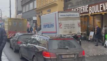 Náklaďák předjížděl v Praze sanitku přes chodník. Neodpustitelné, říká dopravce