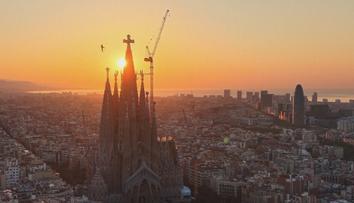 Lidé v Barceloně sledují líhnutí sokolů. V centru pozornosti je hnízdo na katedrále