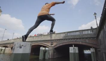 Borec na konec: Slavný freerunner předváděl své umění v Hamburku