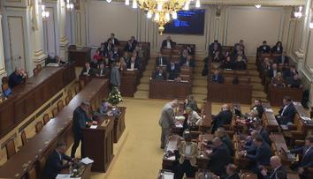 Poslanci mají kromě platu i náhrady. Někteří si přijdou na statisíce měsíčně