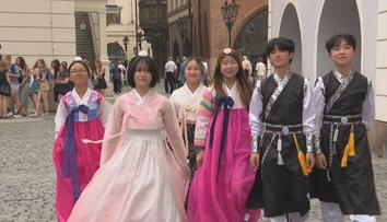 Prahou prošly desítky krojů z celého světa. Začal největší folklórní festival